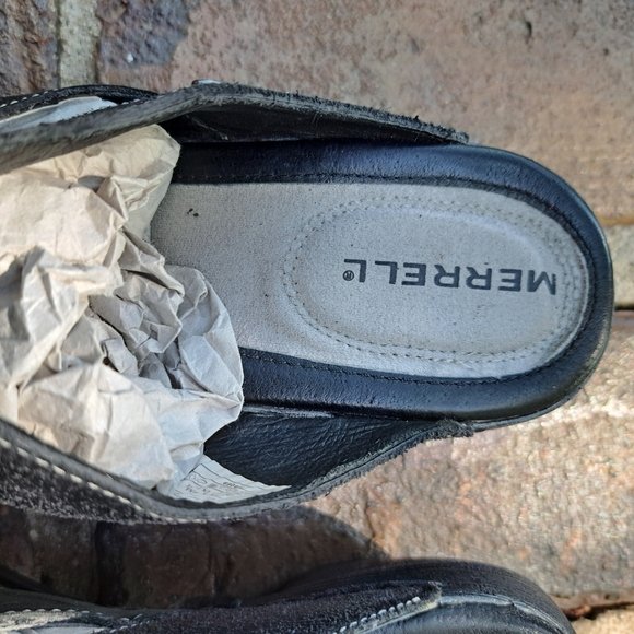 Merrell Kids Black Sandals with Stitch Detail - Picture 2 of 6